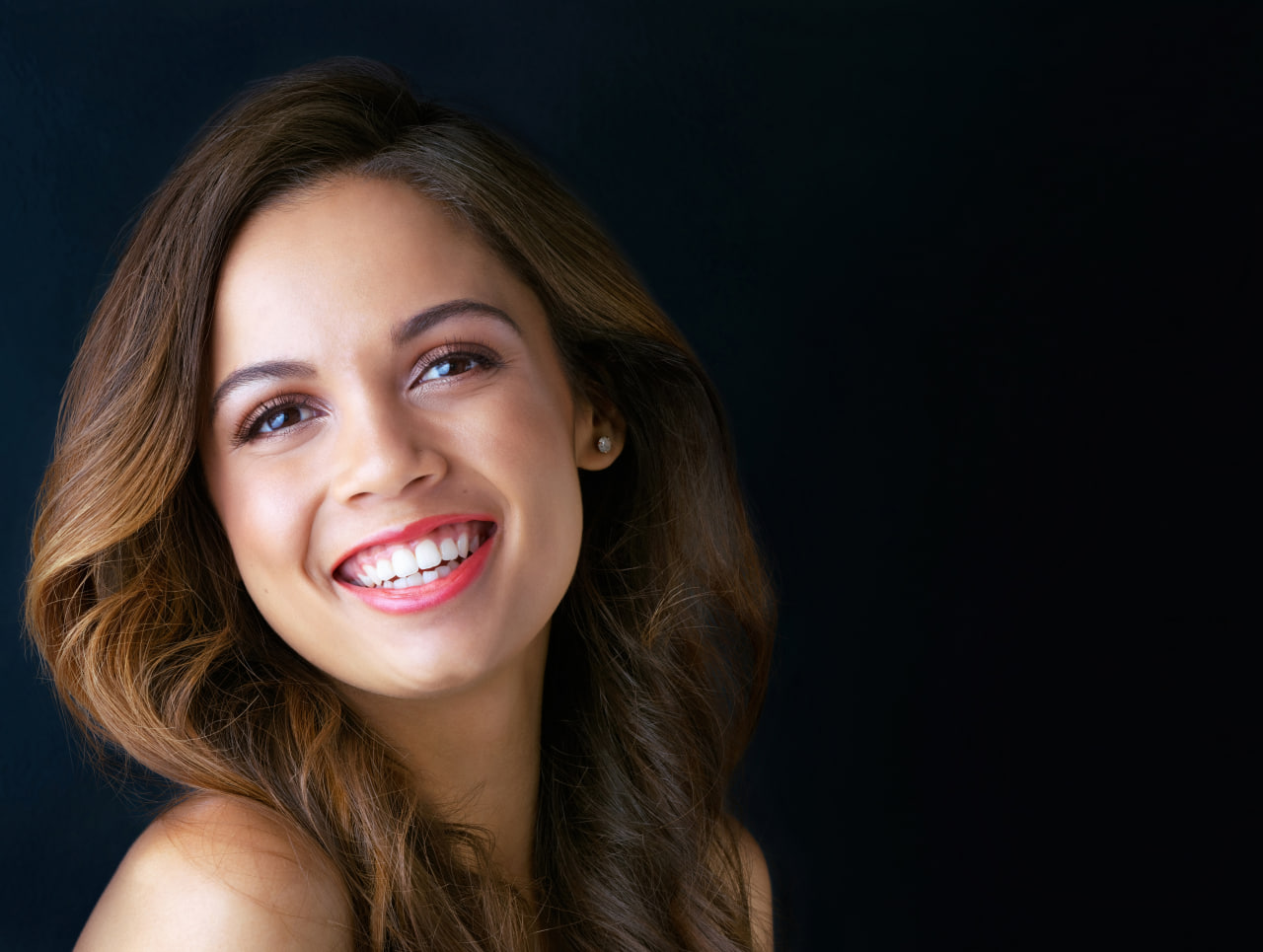 Woman smiling, showing a Hollywood Smile in Turkey with balanced proportions and healthy gums