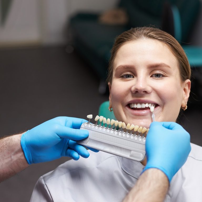 Dental Aesthetics in Turkey 2025: Veneers, Crowns, Smile Makeovers & Costs